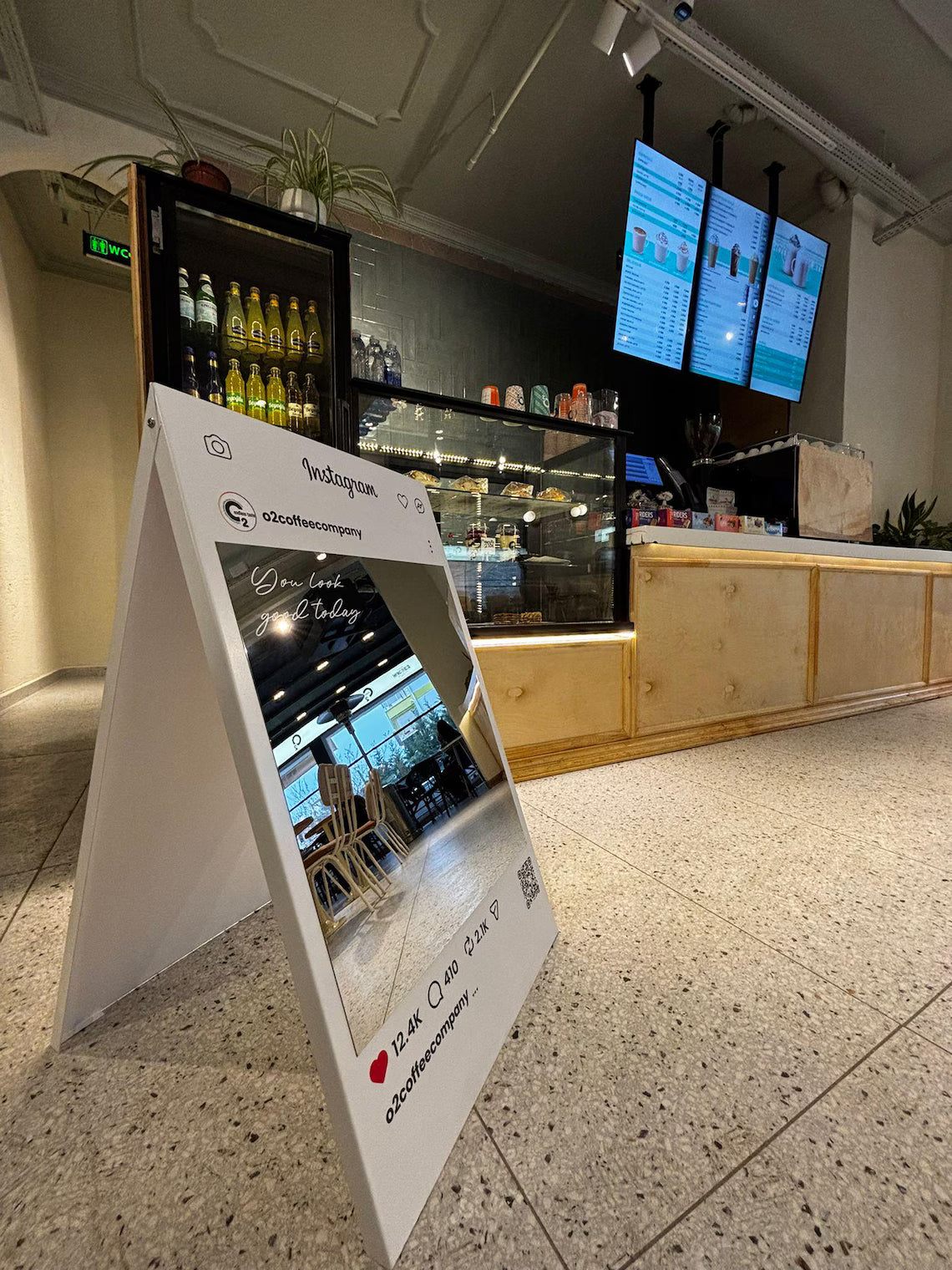 Luxury Metal Selfie Frame Sign – Custom Social Media Display with QR Code for Businesses